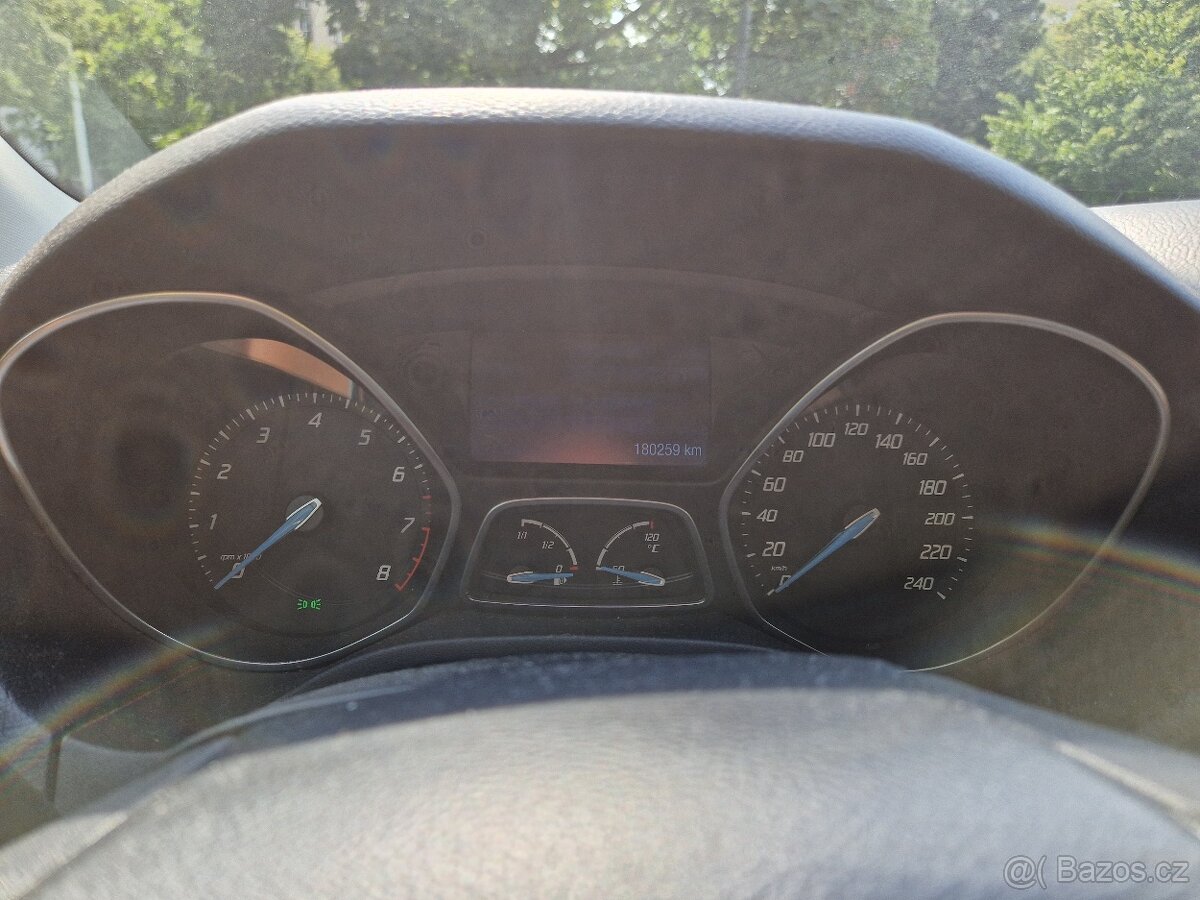Prodám Ford Focus Combi 1.6Ti-VCT (2012) – na opravu nebo ND