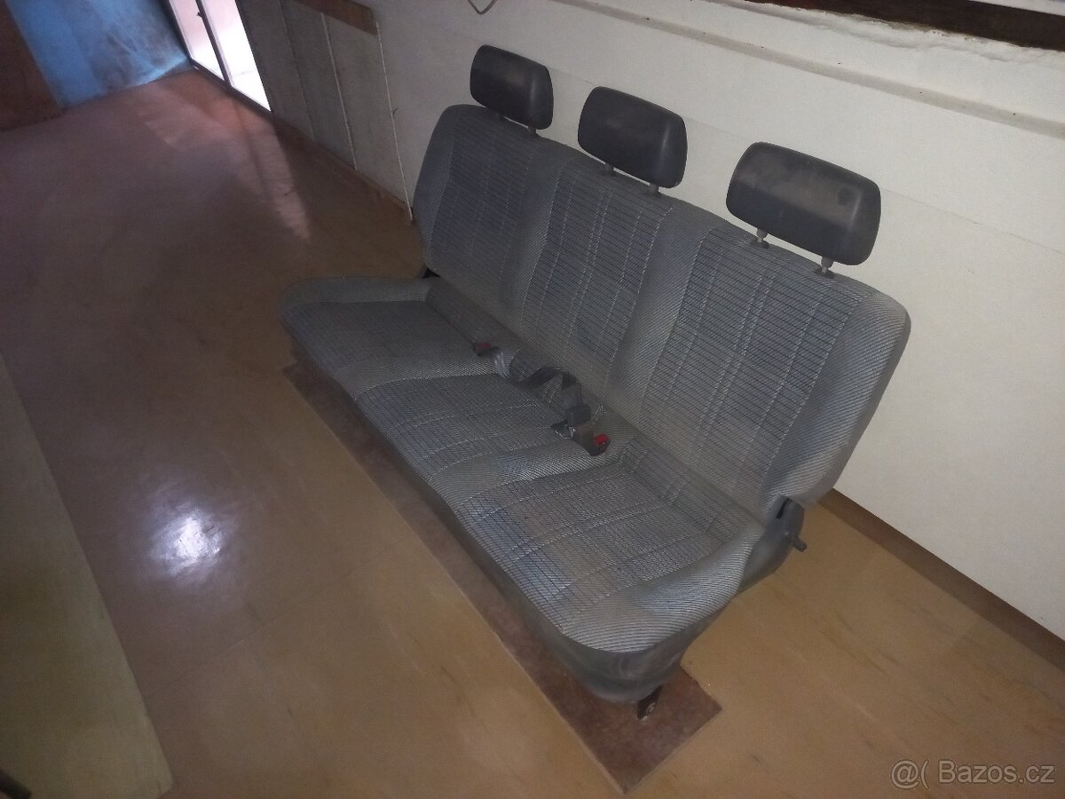 Třetí řada sedaček Toyota Hiace 1996