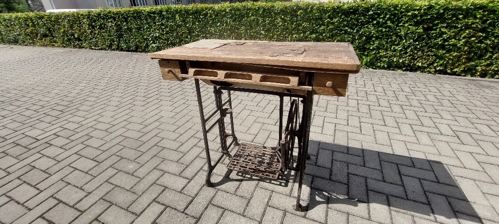 Litinový podstavec šicího stroje