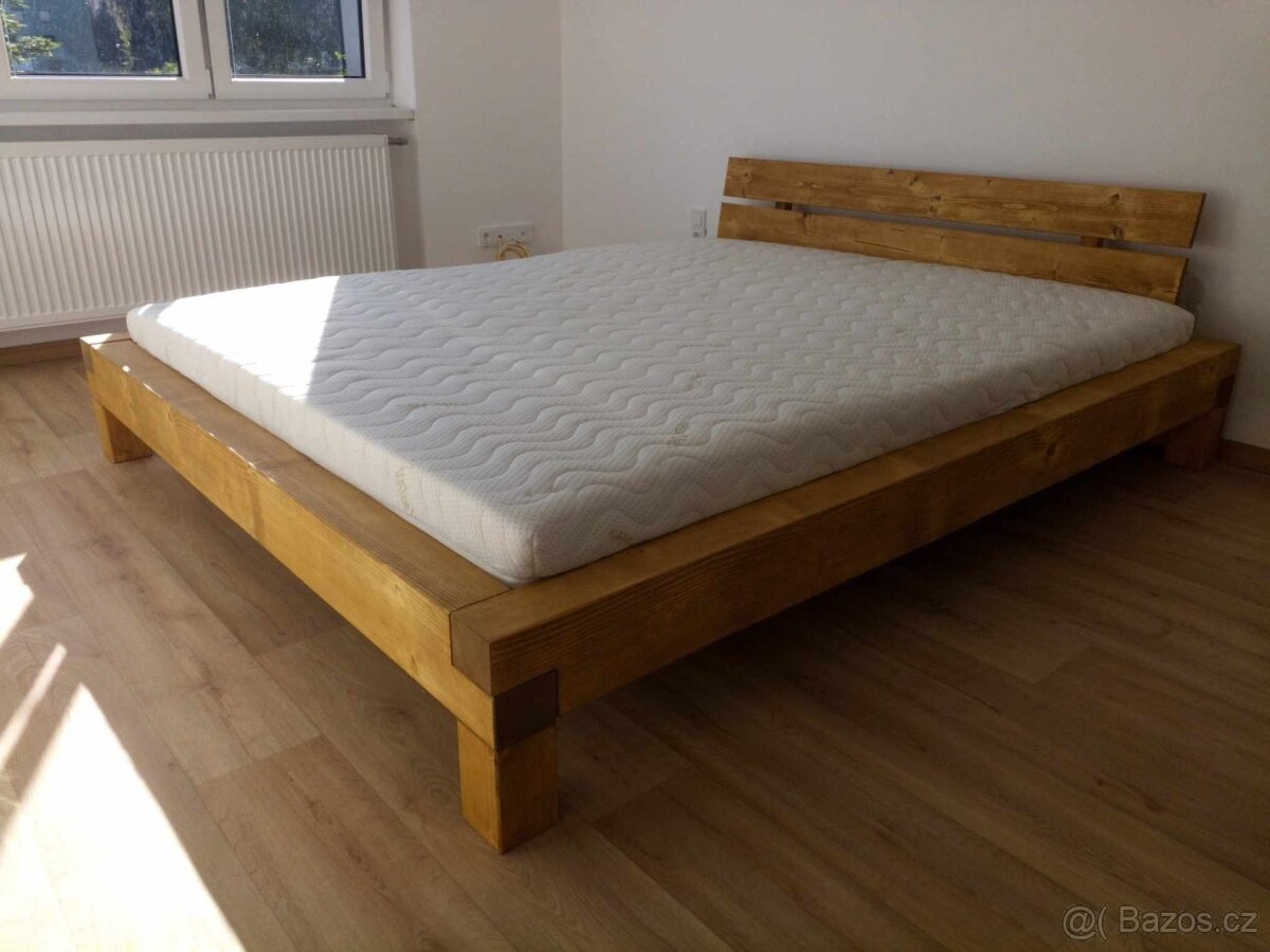 POSTEL Z TRÁMŮ