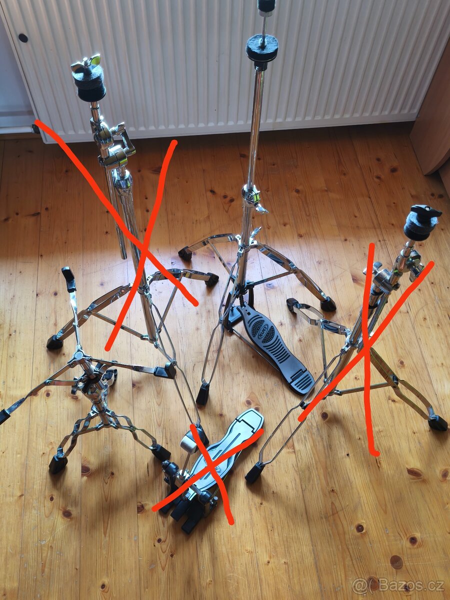 Šibenicové stojany, stojan na snare a ďalšie.