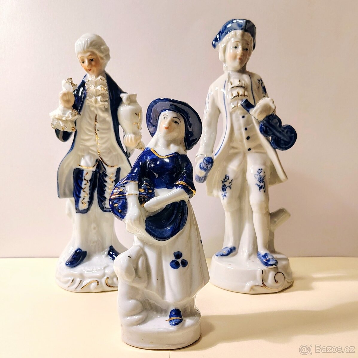 Tři porcelánové sošky