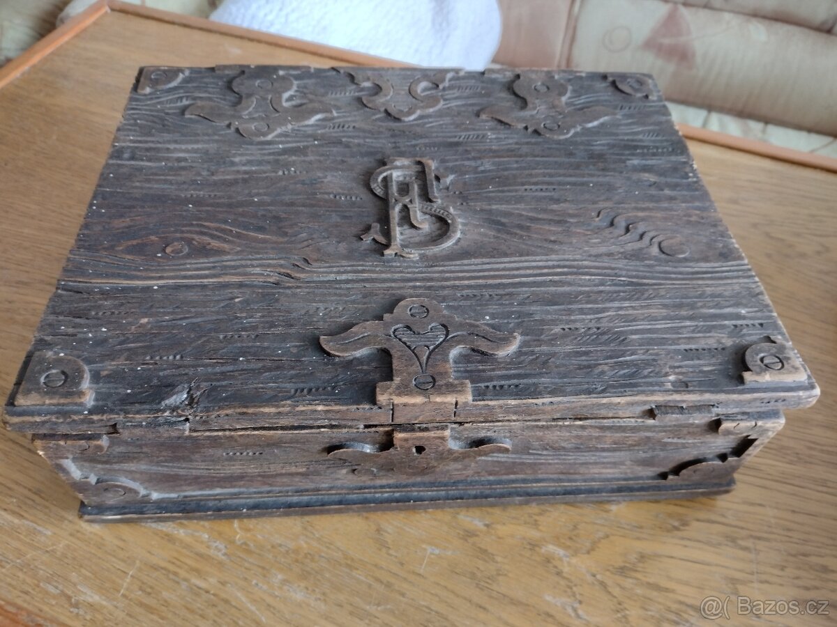 Starožitná vyřezávaná skříňka, šperkovnice