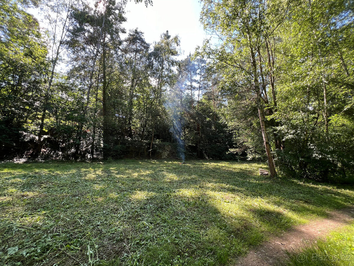Malebný pozemek 2217 m2 u Prahy - Kamenný Přívoz