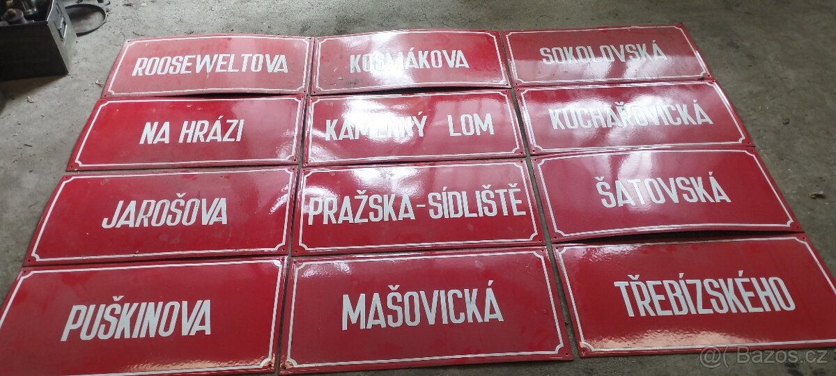smaltované cedule, názvy ulic