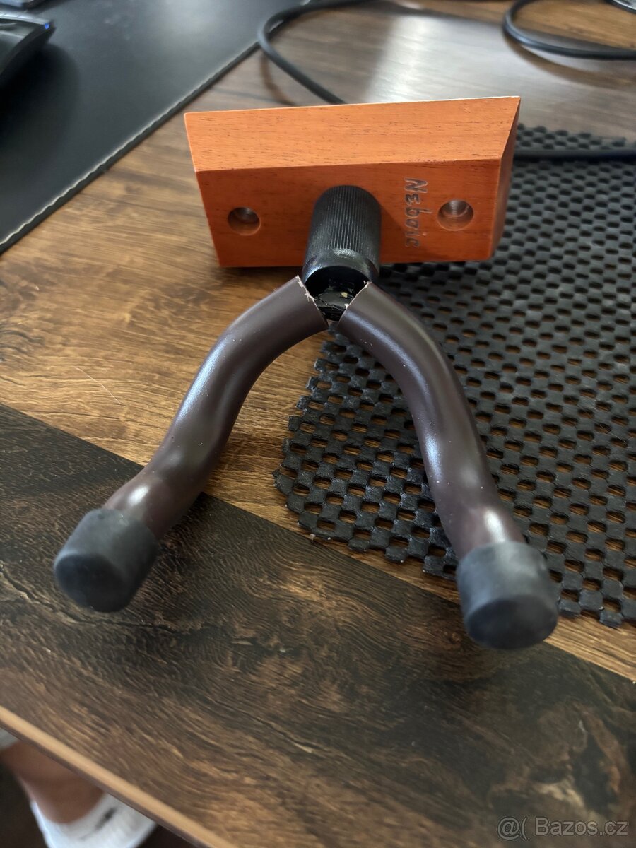 Držák na zeď na kytaru