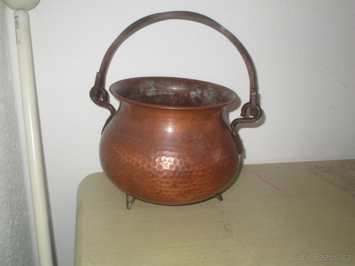 starožitný měděný kotlik