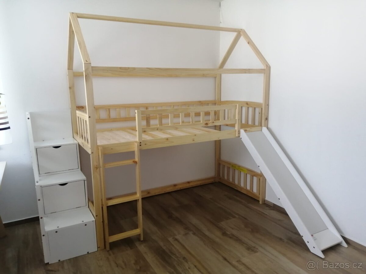 Dětská patrová postel se skluzavkou