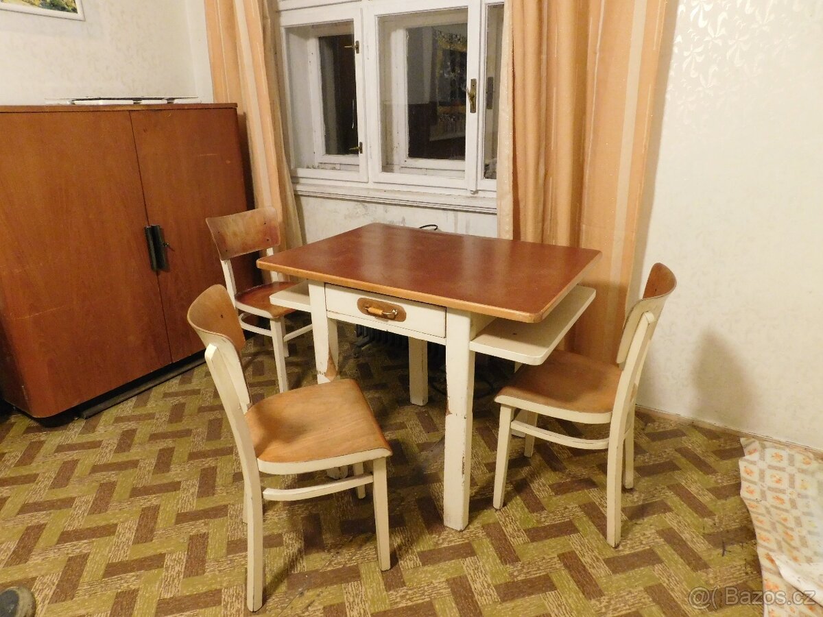 Starý jídelní stůl a židle