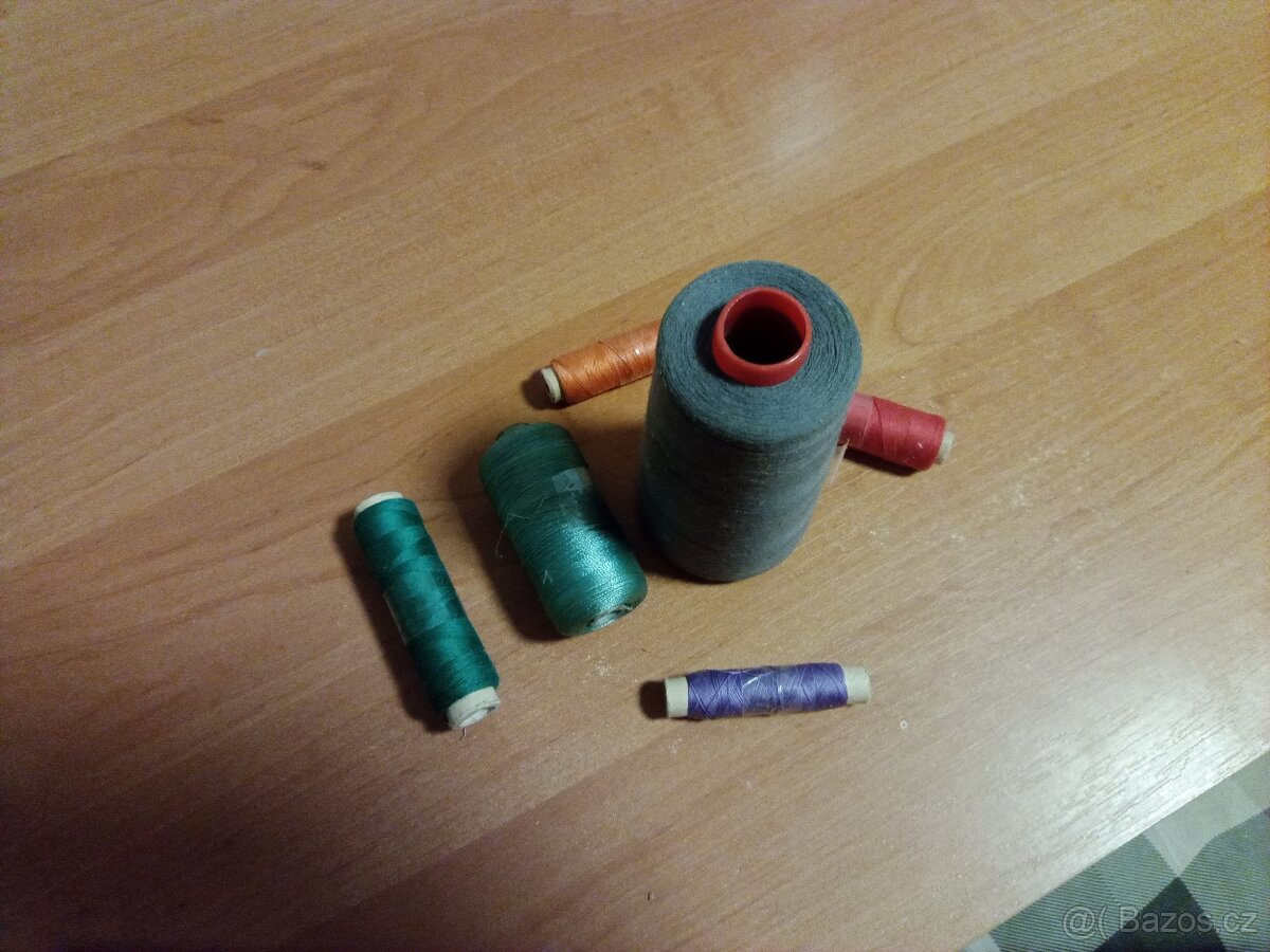 cívky s nitěmi a knoflíky