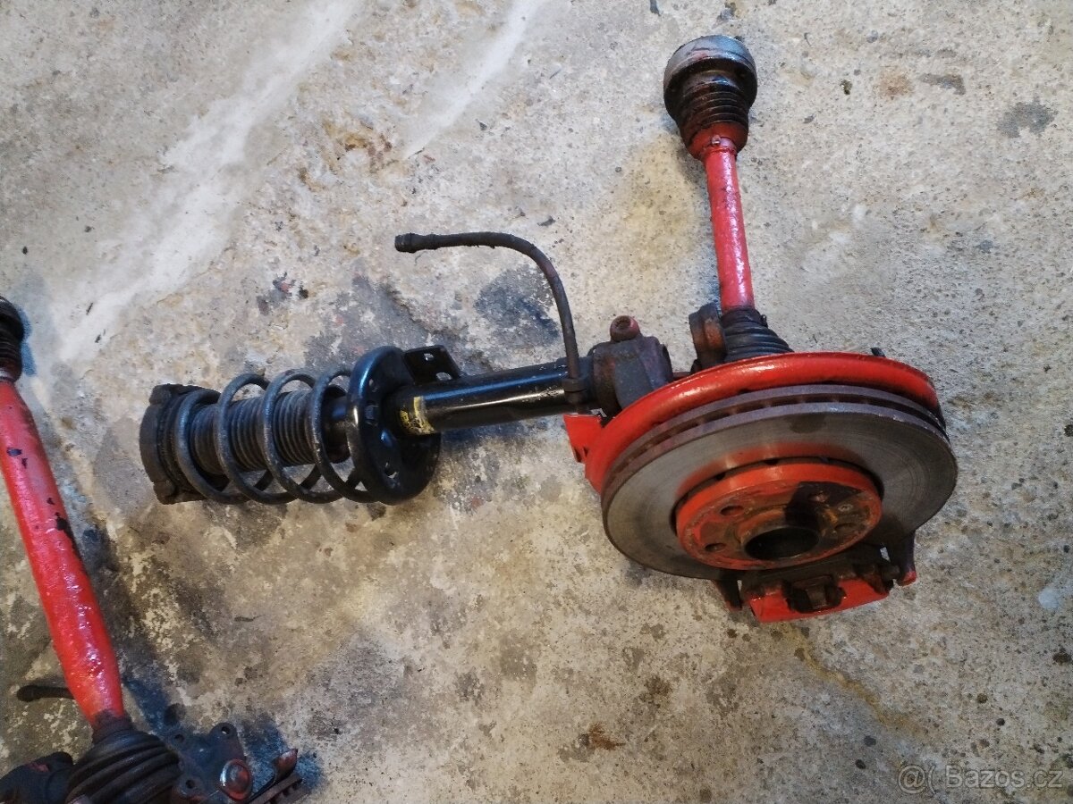 Rozebrané díly z přední nápravy Fabia 1