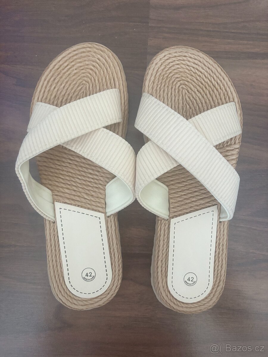 Krémové/béžové pantofle stélka 26,5 cm