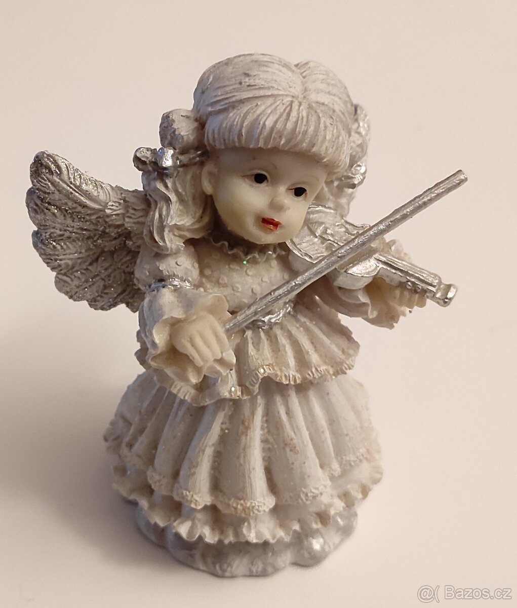 Sádrová soška anděla hrajícího na housle.