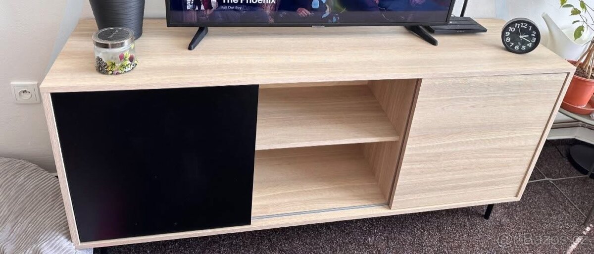 Skříňka pod televizi