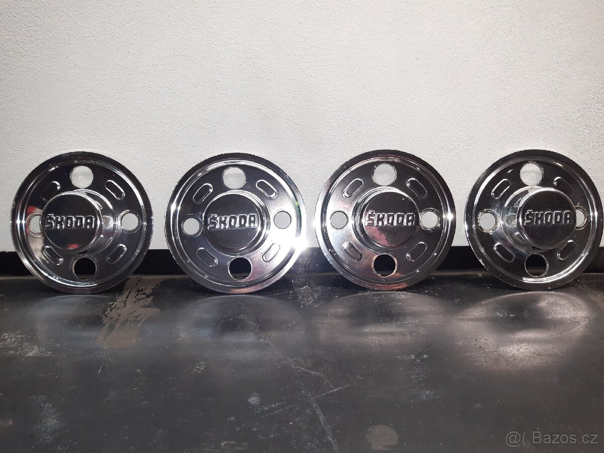 Škoda favorit prvo model pokličky chrom.