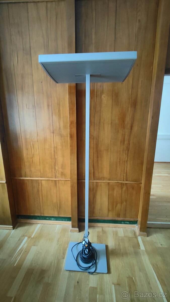 Stojací lampa