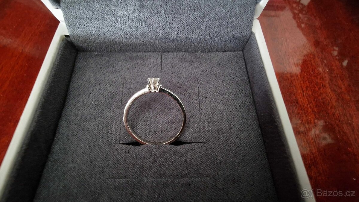 Zásnubní prsten z bílého zlata 14K s diamanty – Brno