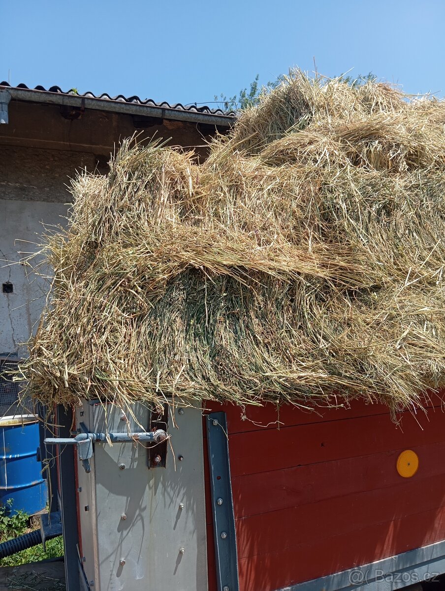 Malé hranaté balíky sena