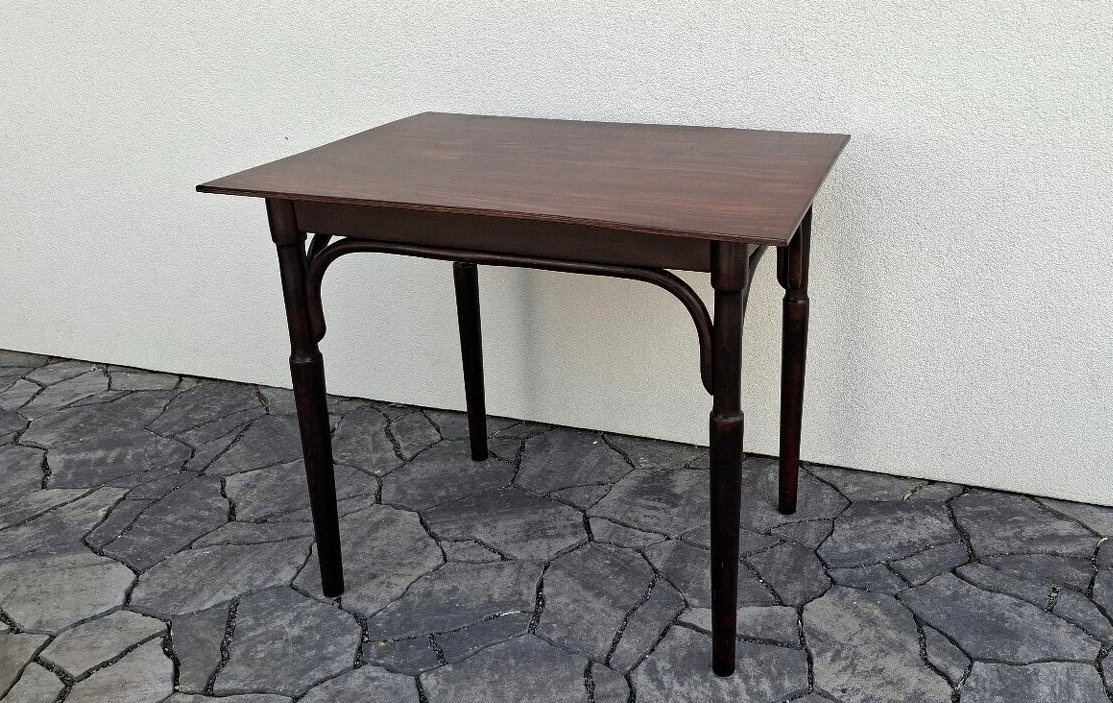 Jídelní stůl THONET