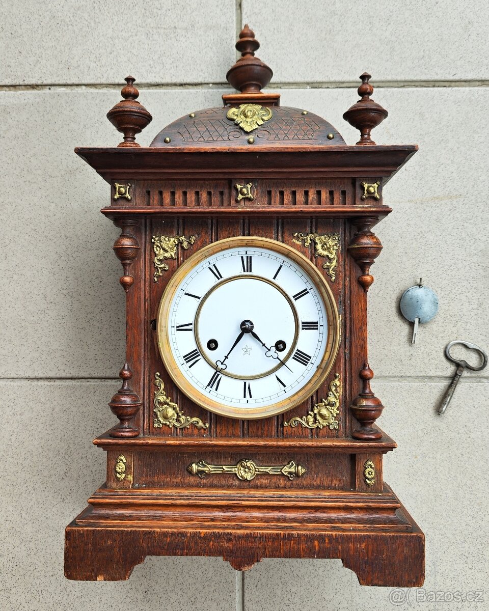 starožitné veliké vyřezávané a zdobené krbové hodiny