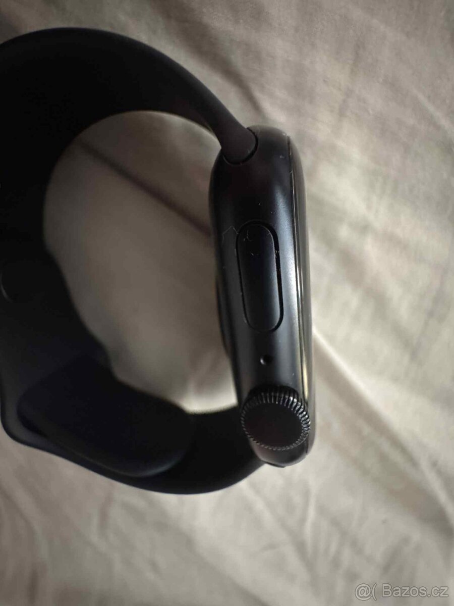 Apple Watch SE 44mm 2024 - staré rok, mírné škrábance