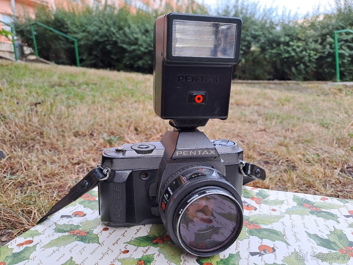 Fotoaparát PENTAX s bleskem a UV filtrem