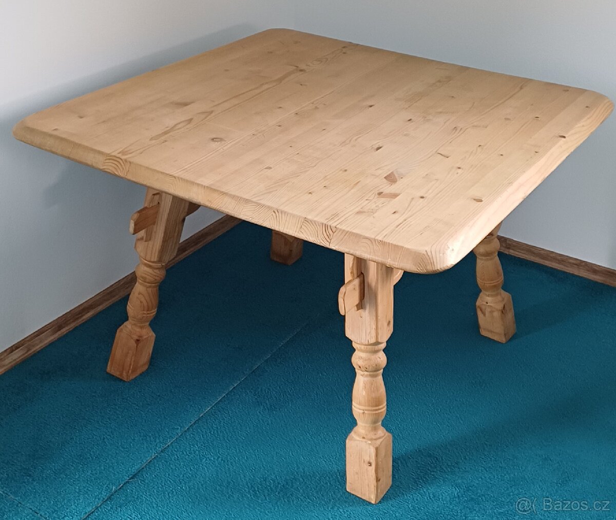 Jídelní stůl masiv