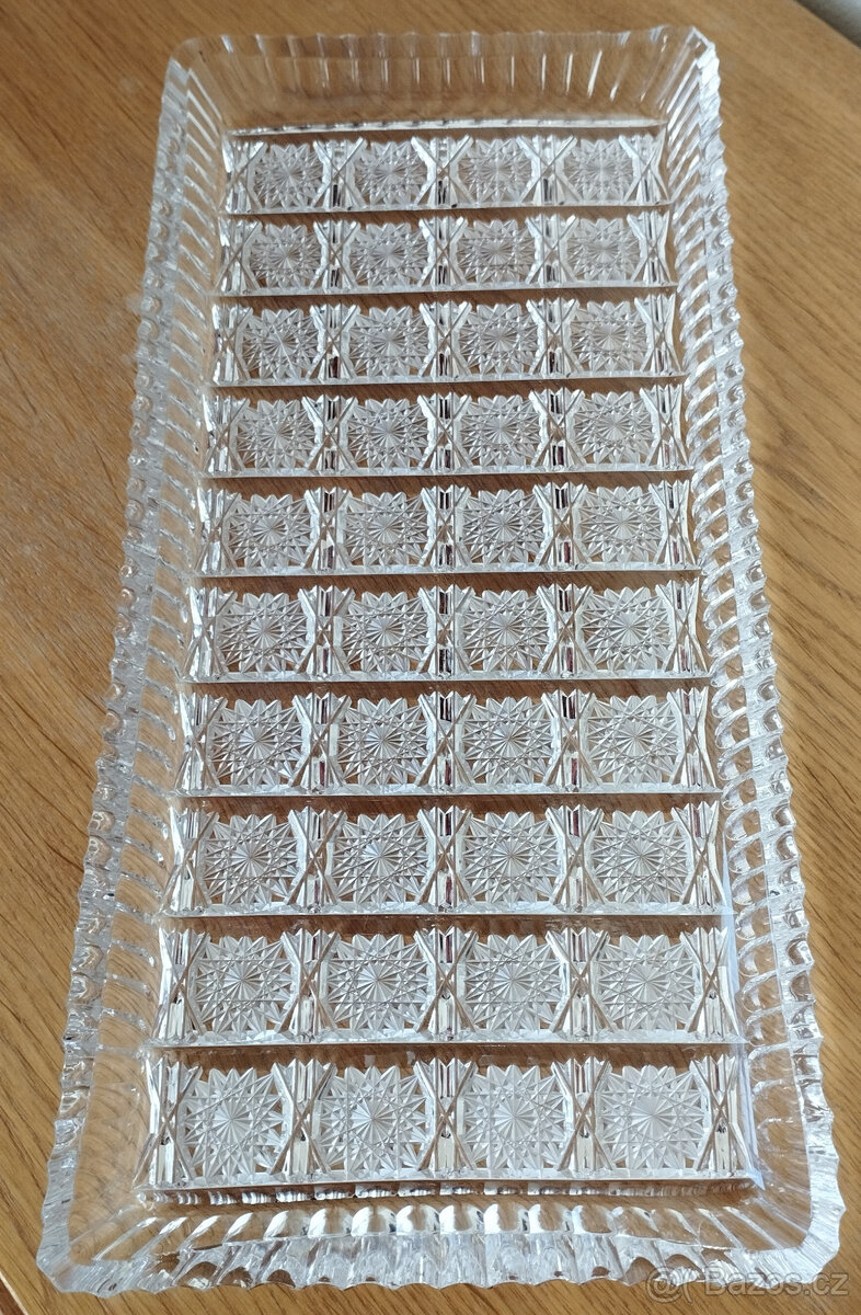 broušený servírovací tác z olovnatého skla