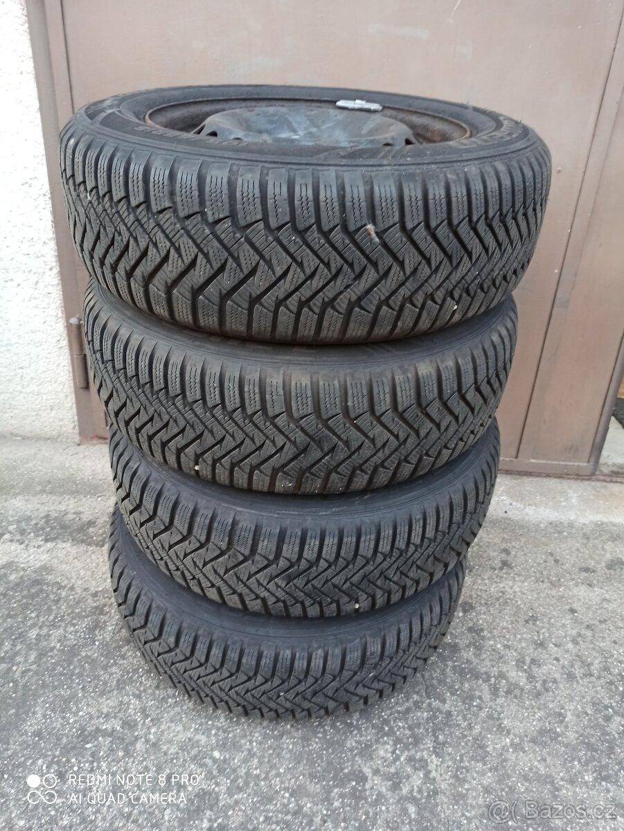 Zimní pneu 195/65 R15 s disky na Škoda Octavia