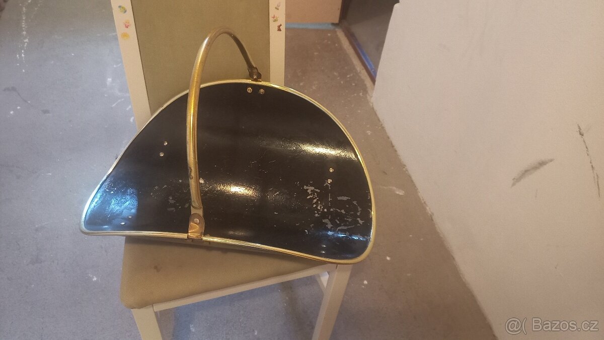 Stojan na dřevo ke krbu