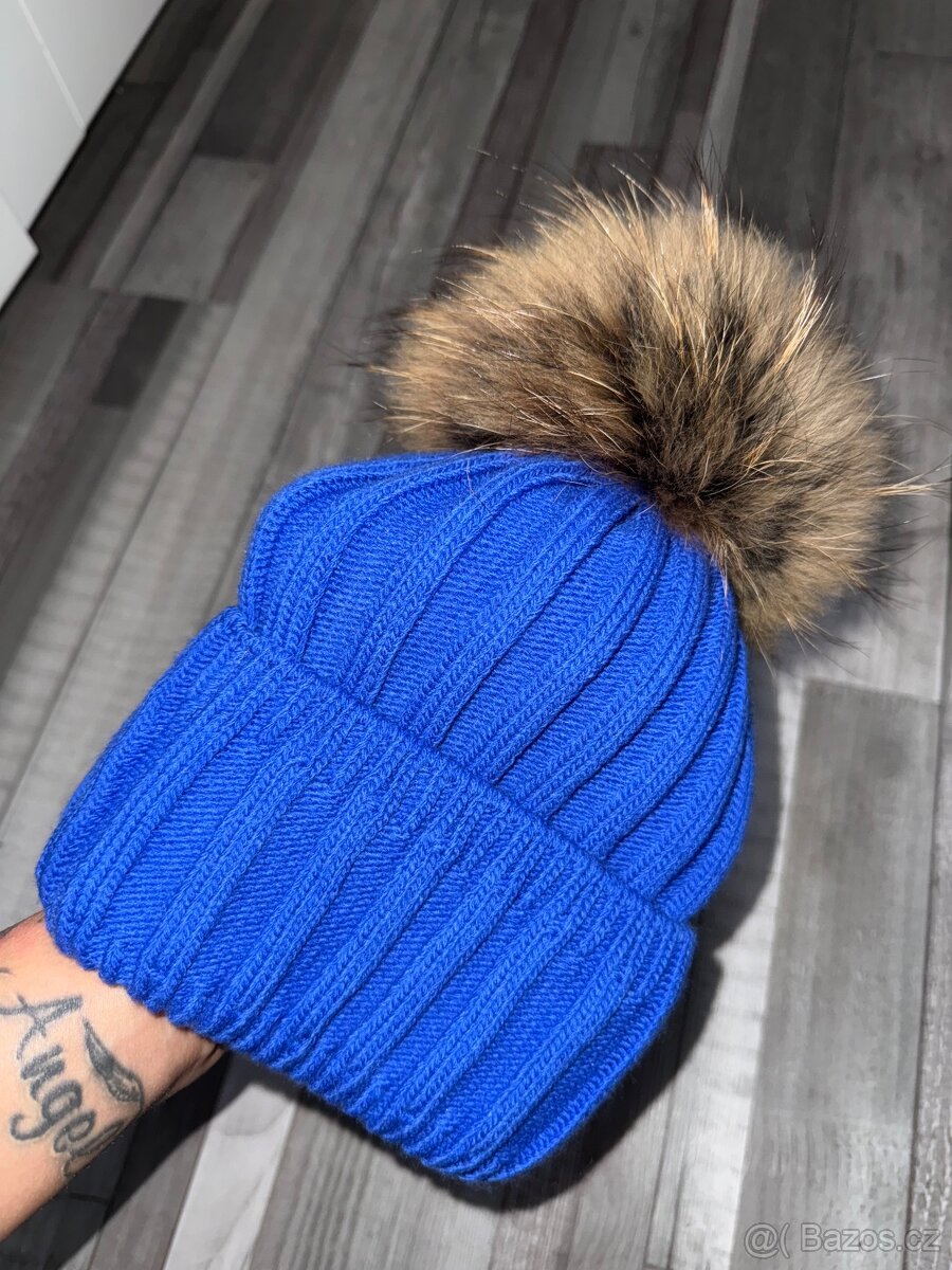 čepice s kožešinovou bambulí