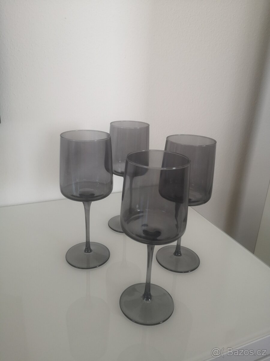 Skleničky na víno