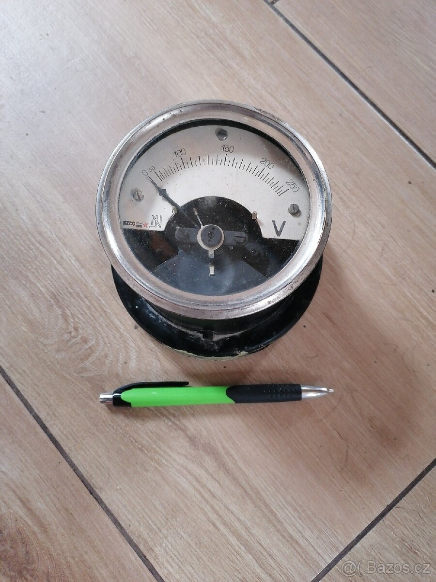 Předválečný voltmetr