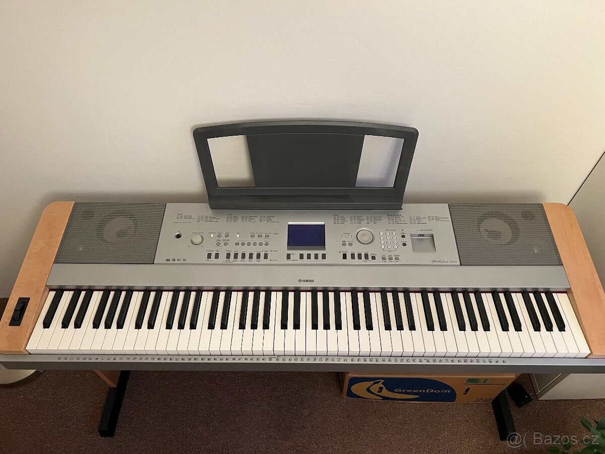 Yamaha Portable Grand DGX-640