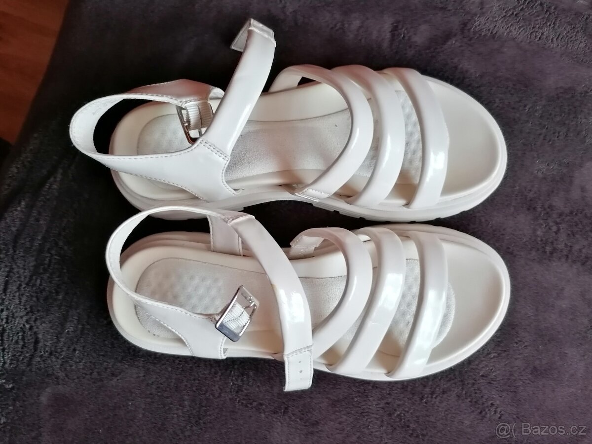 bílé sandály