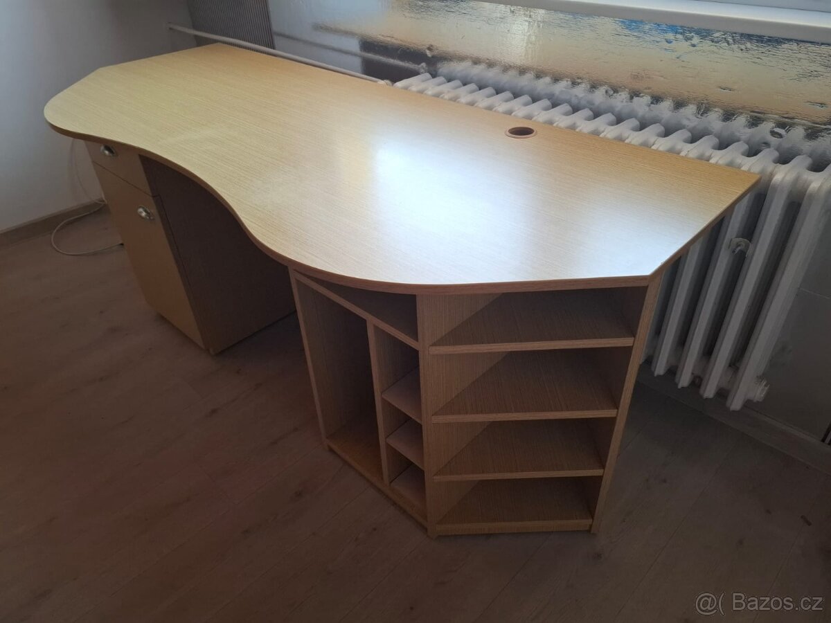 Studentský počítačový stůl