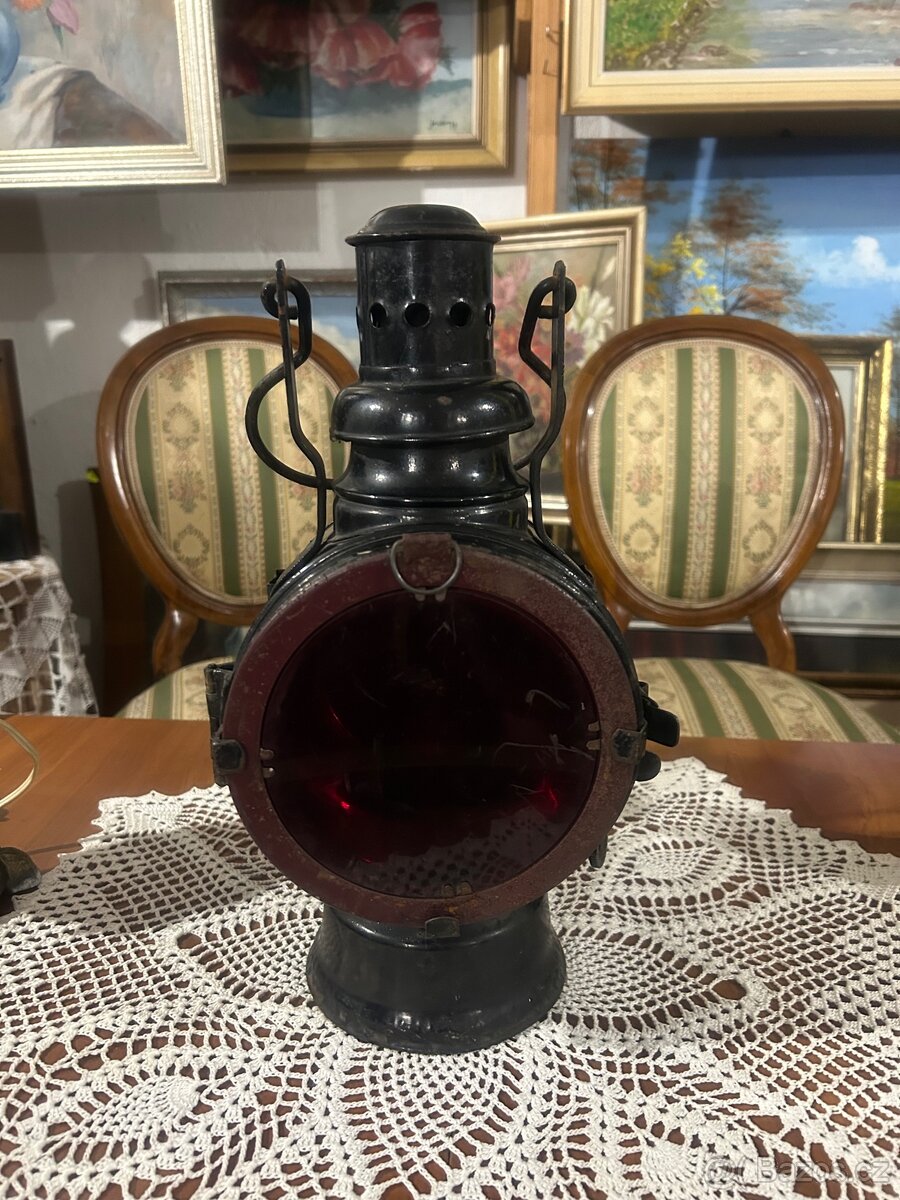 Stará železniční lampa – krásný industriální kus