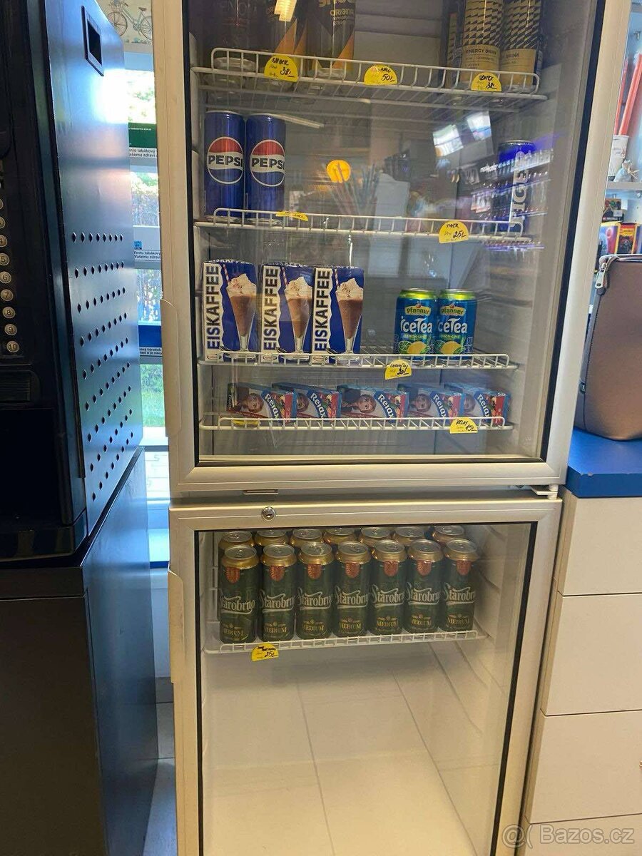 Použitá velká lednice s průhledným sklem