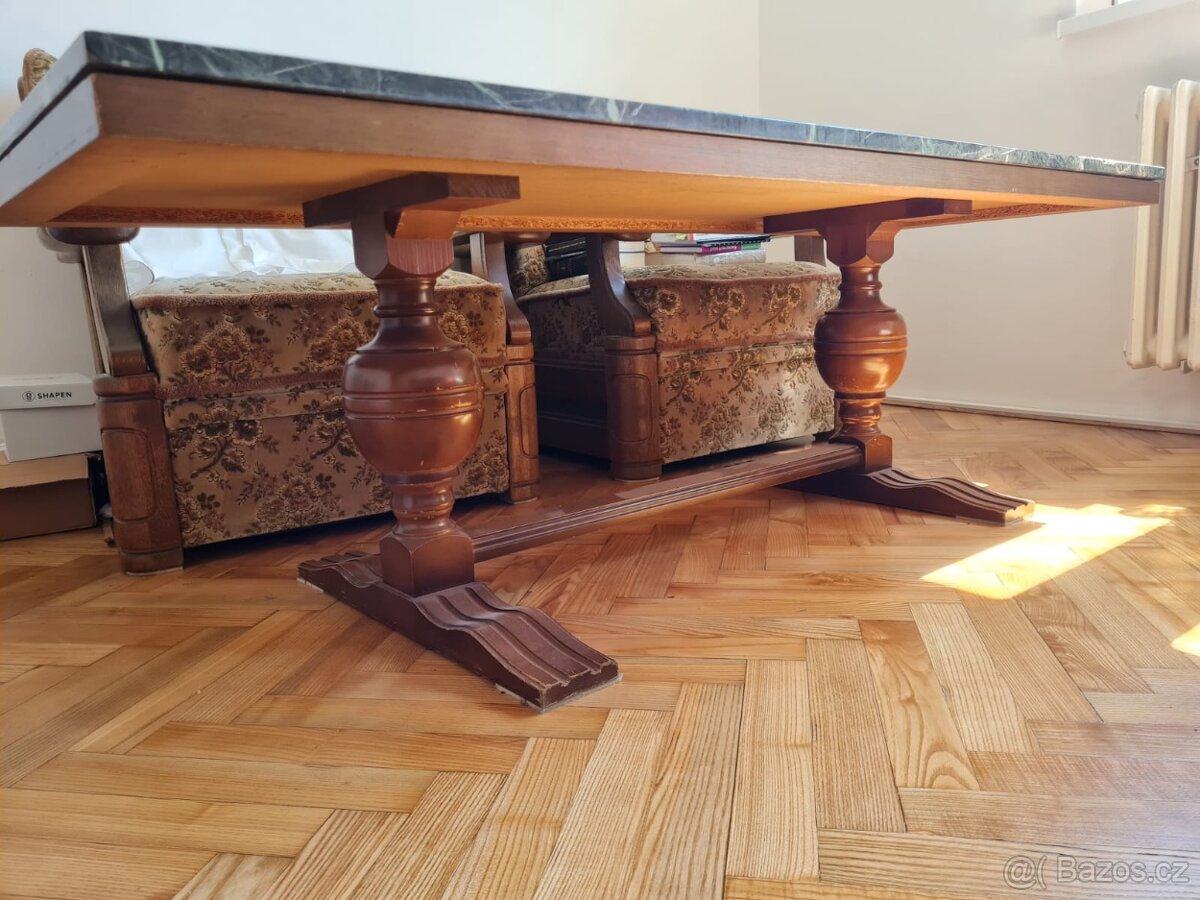 Mramorový stůl
