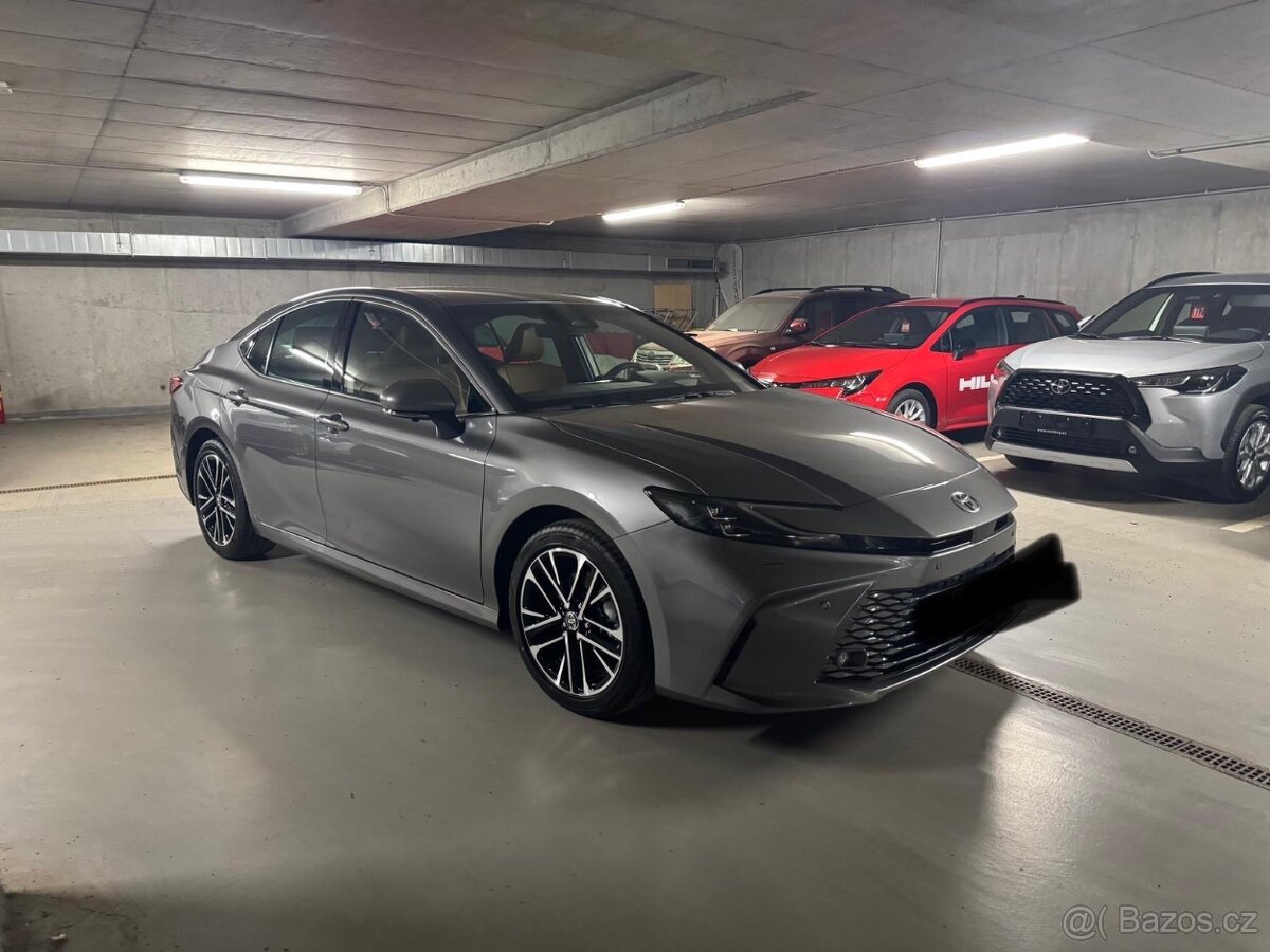 Toyota Camry Hybrid 2025