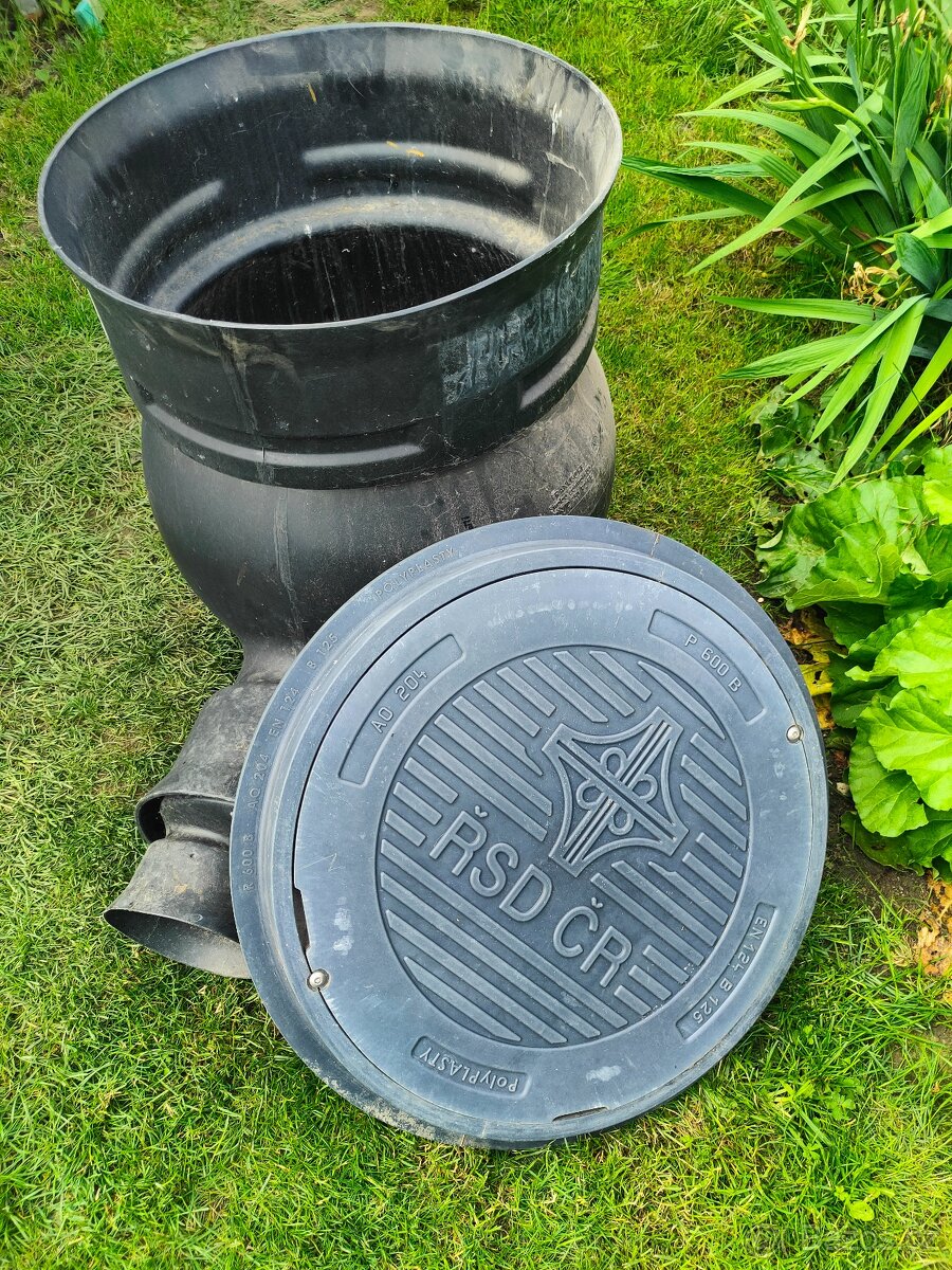 Proplachovací a kontrolní šachta s poklopem