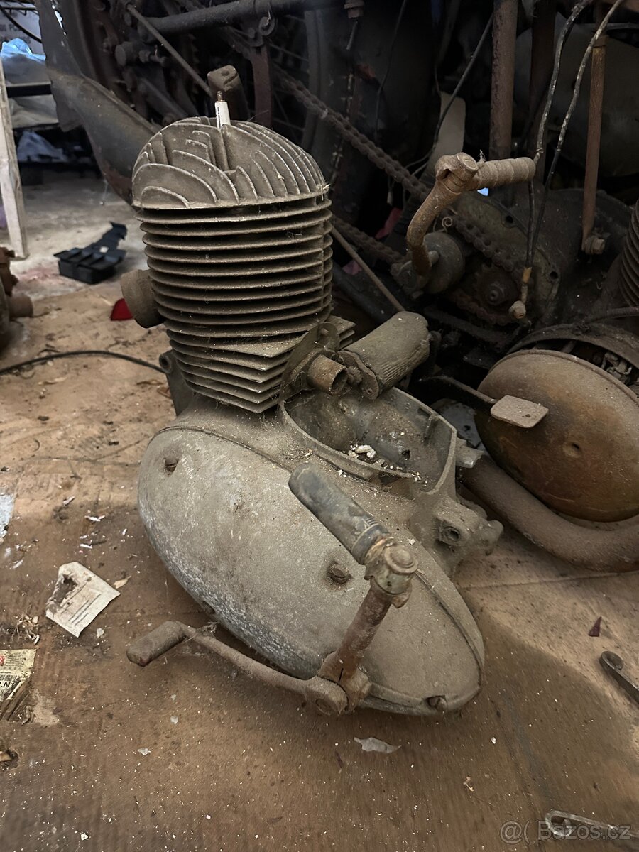 Jawa Pérák - Motor