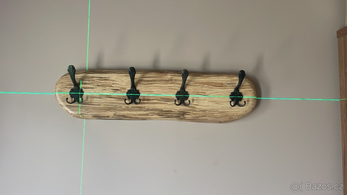 Prodám věšak na zed masiv