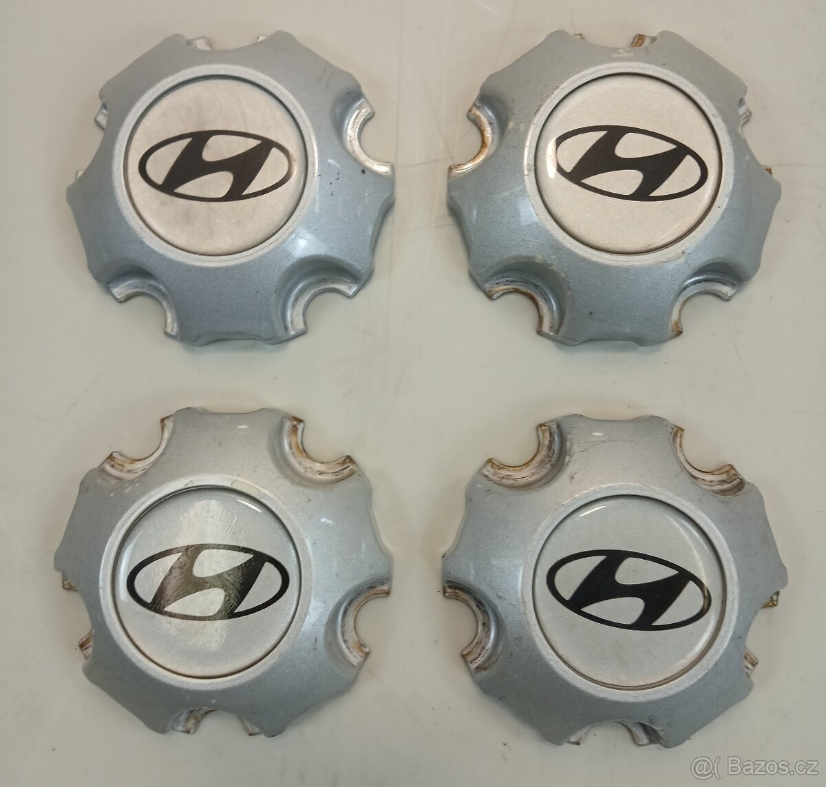 Sada středových krytek na hybridní disky Hyundai - 4ks
