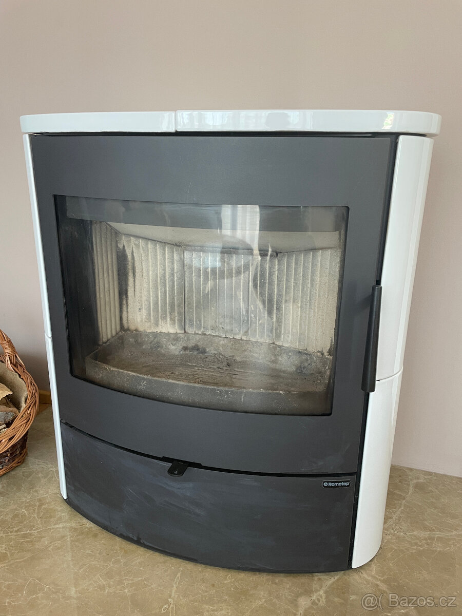 Moderní krbová kamna s bílými kachlemi - téměř nová