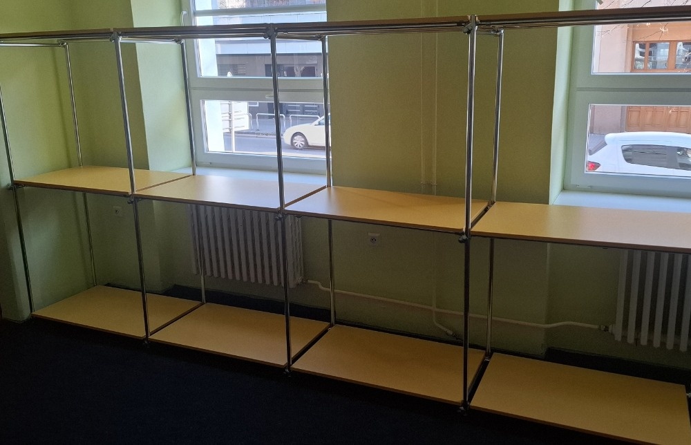 Chromovaný policový systém