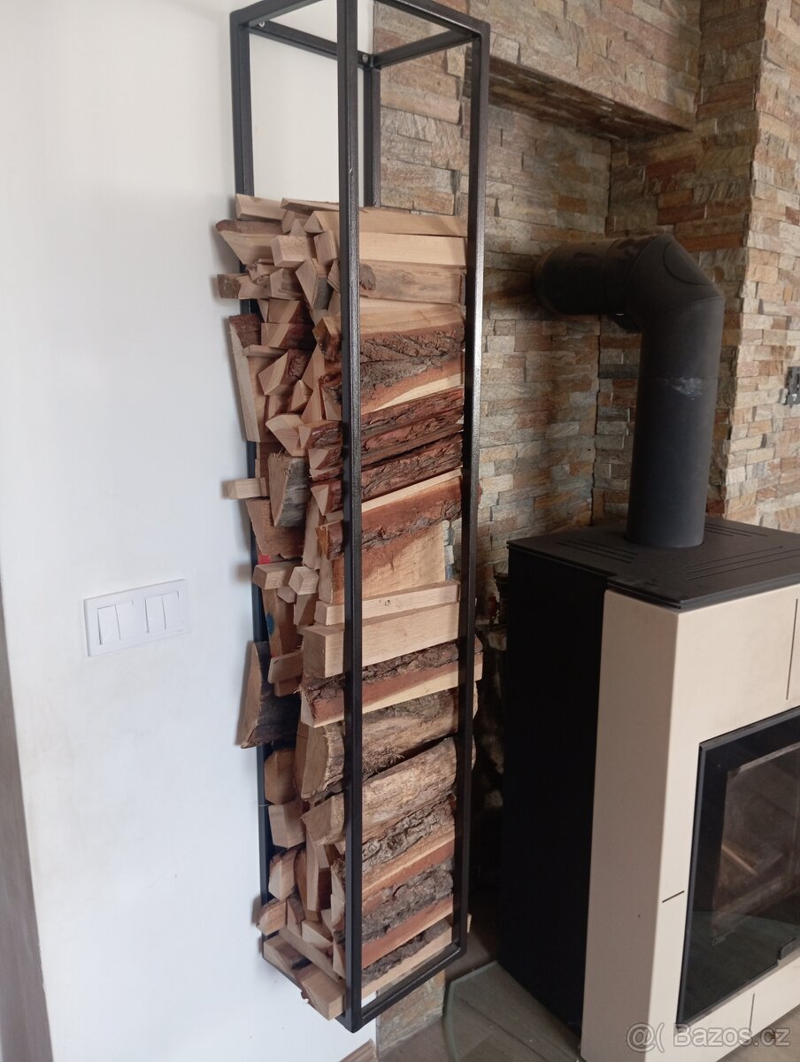 Stojan na palivové dřevo