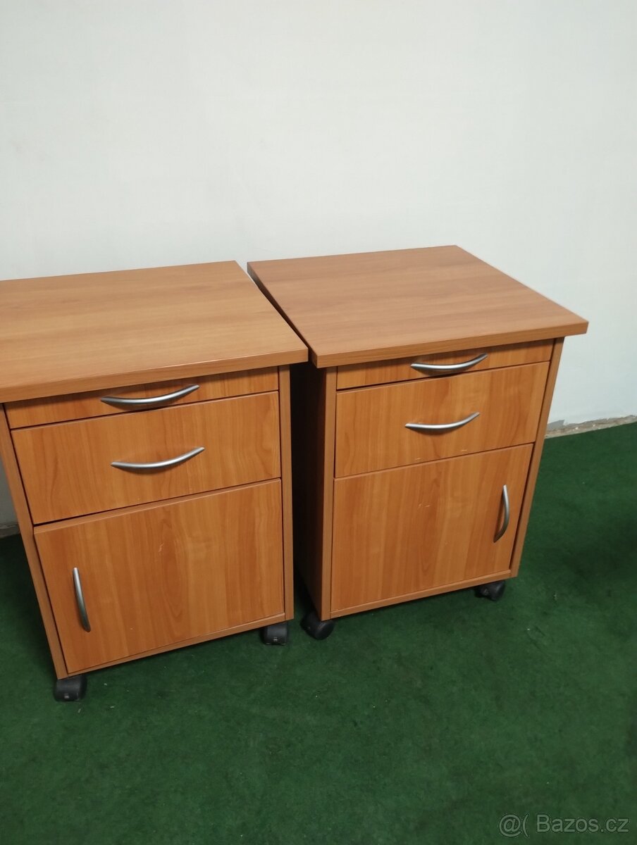 Noční stolek s jídelní deskou na kolečkách