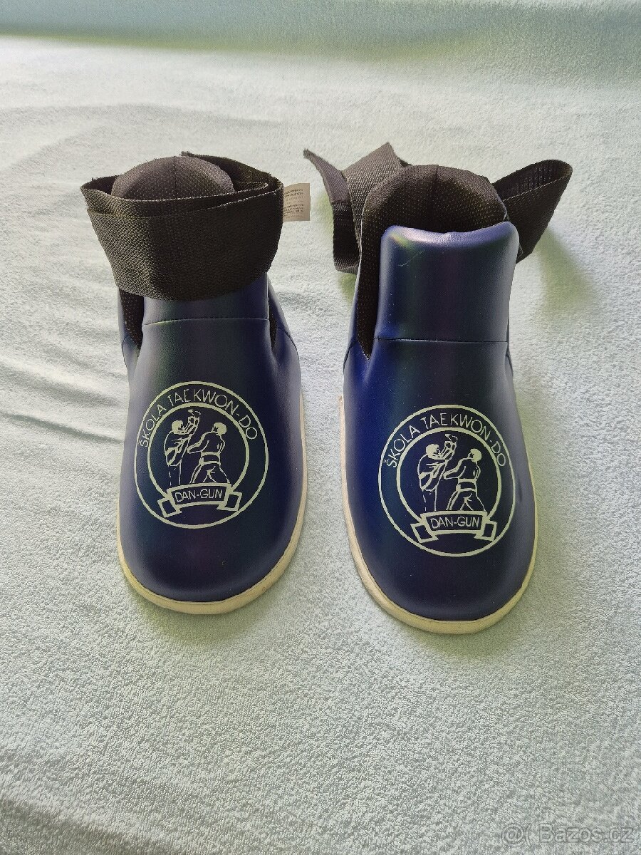 Chrániče nohou Taekwondo, helma, rukavice, suspenzor
