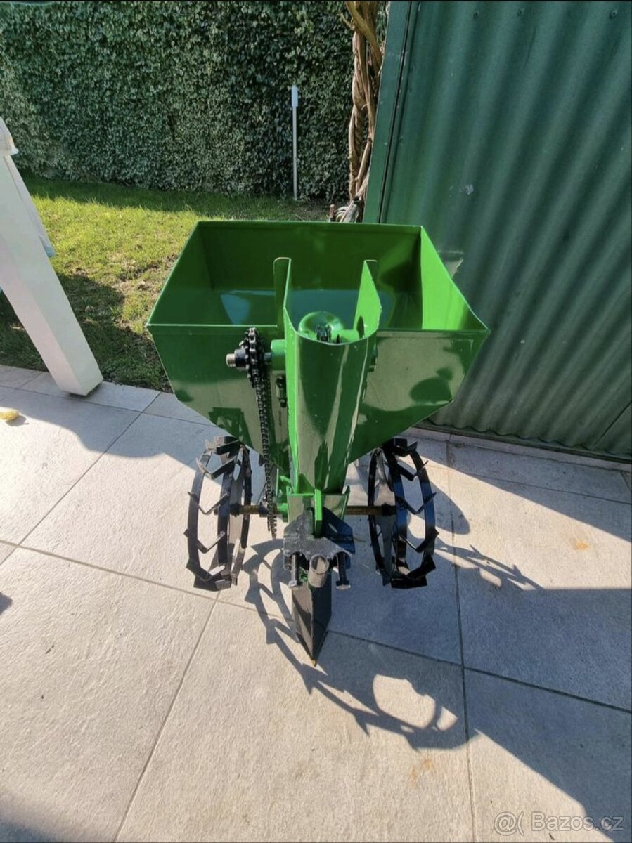 Sázecí stroj na brambory pro malotraktor KSN-34